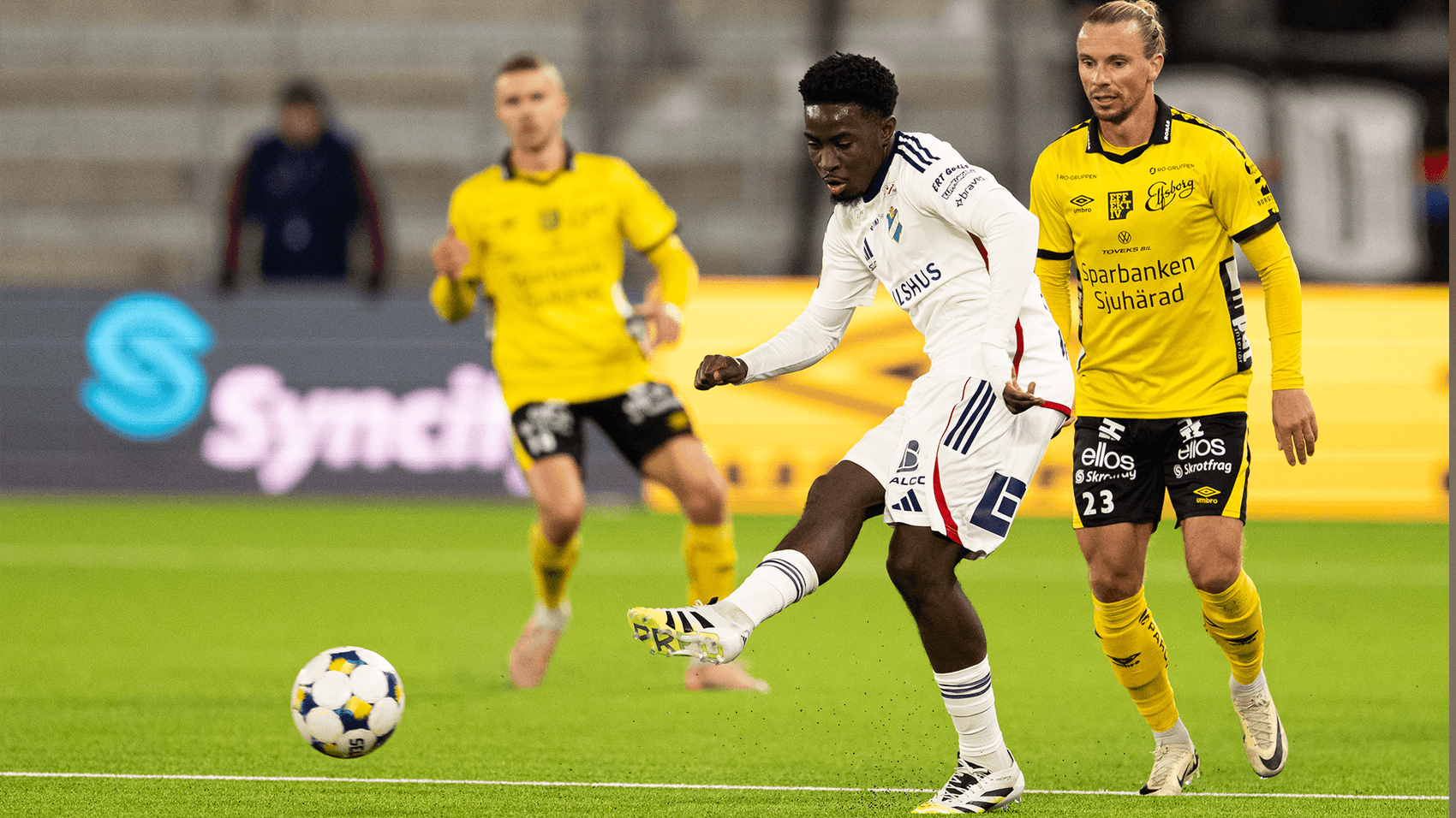 Raymond Adjei förlänger sitt avtal