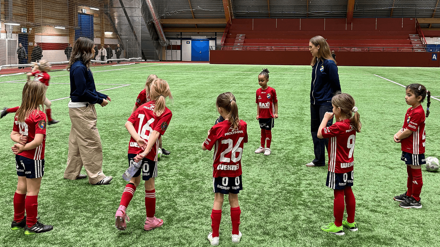 Damlaget agerar faddrar i våra flicklag